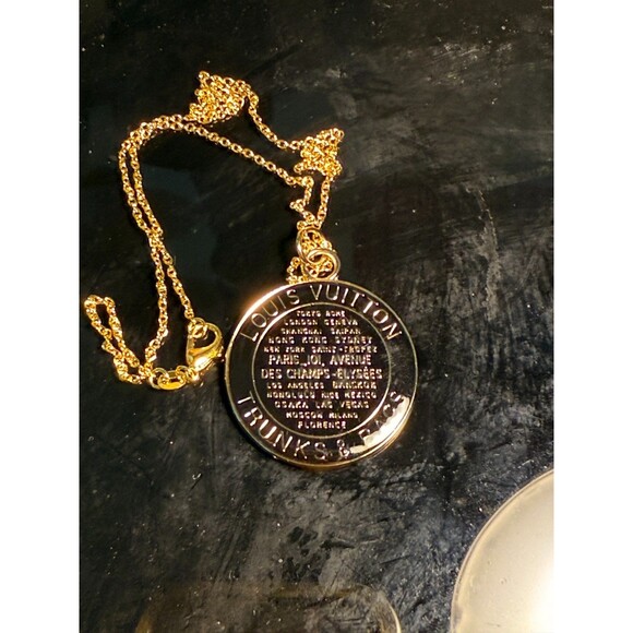Unbranded Gold/Black Trunks/Bags Round Charm on Gold Tone Unbranded 18” Necklace - Picture 8 of 9
